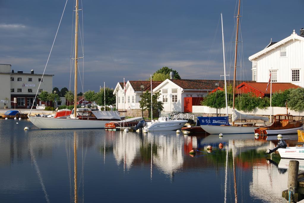 Gjestehuset Ibsen Acomodação com café da manhã Grimstad  Exterior foto